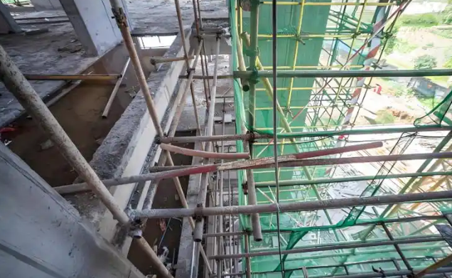 建筑物加固时材料强度等级须不低于原结构材料的实际强度等级！